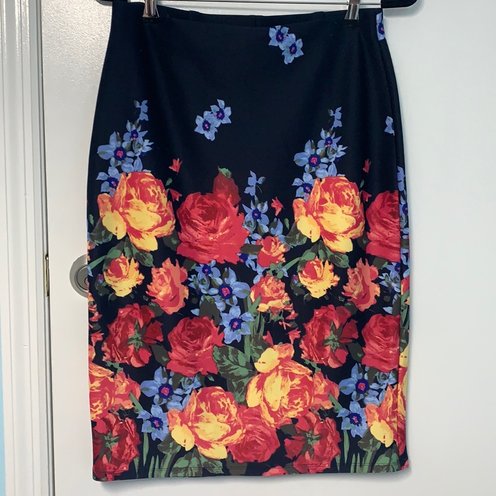 NYCC Pull on floral skirt size small